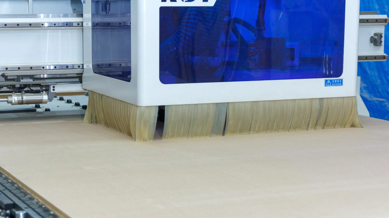 Фрезерування МДФ накладок - Виробництво дверей Револют на чернігівській фабриці Bulat Doors