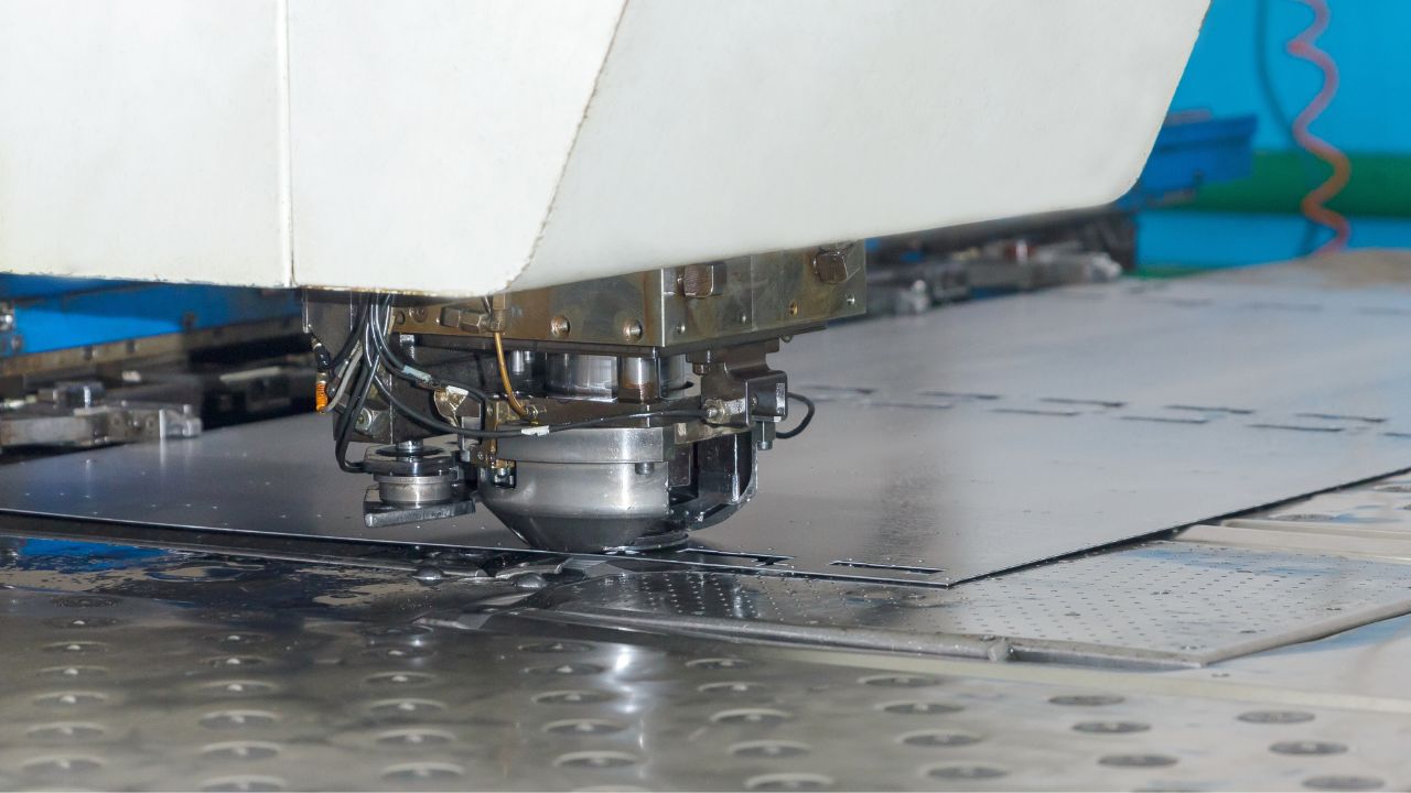 Обробка деталей - Виробництво дверей Револют на чернігівській фабриці Bulat Doors